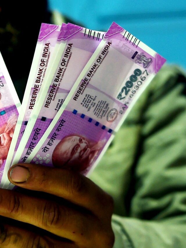 Microscopically, what is visible on a Rs. 2000 note?